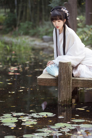 《下雨天老师和学生被困在》